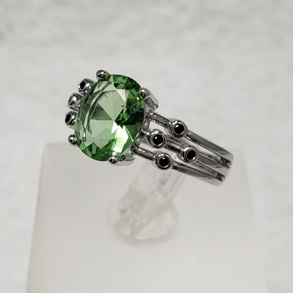Peridot Bezel Set Spinel Ring - Picture 2 of 8